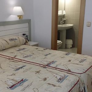 Habitación Pequeña con 2 Camas Individuales
